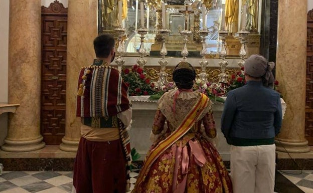 Imagen principal - Ofrenda de los representantes de la falla Azcárraga y flores en el Camarín de la Virgen. 