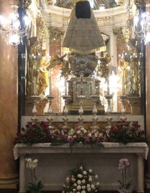 Imagen secundaria 2 - Ofrenda de los representantes de la falla Azcárraga y flores en el Camarín de la Virgen. 