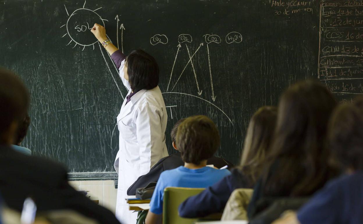 Una profesora da clase en un instituto