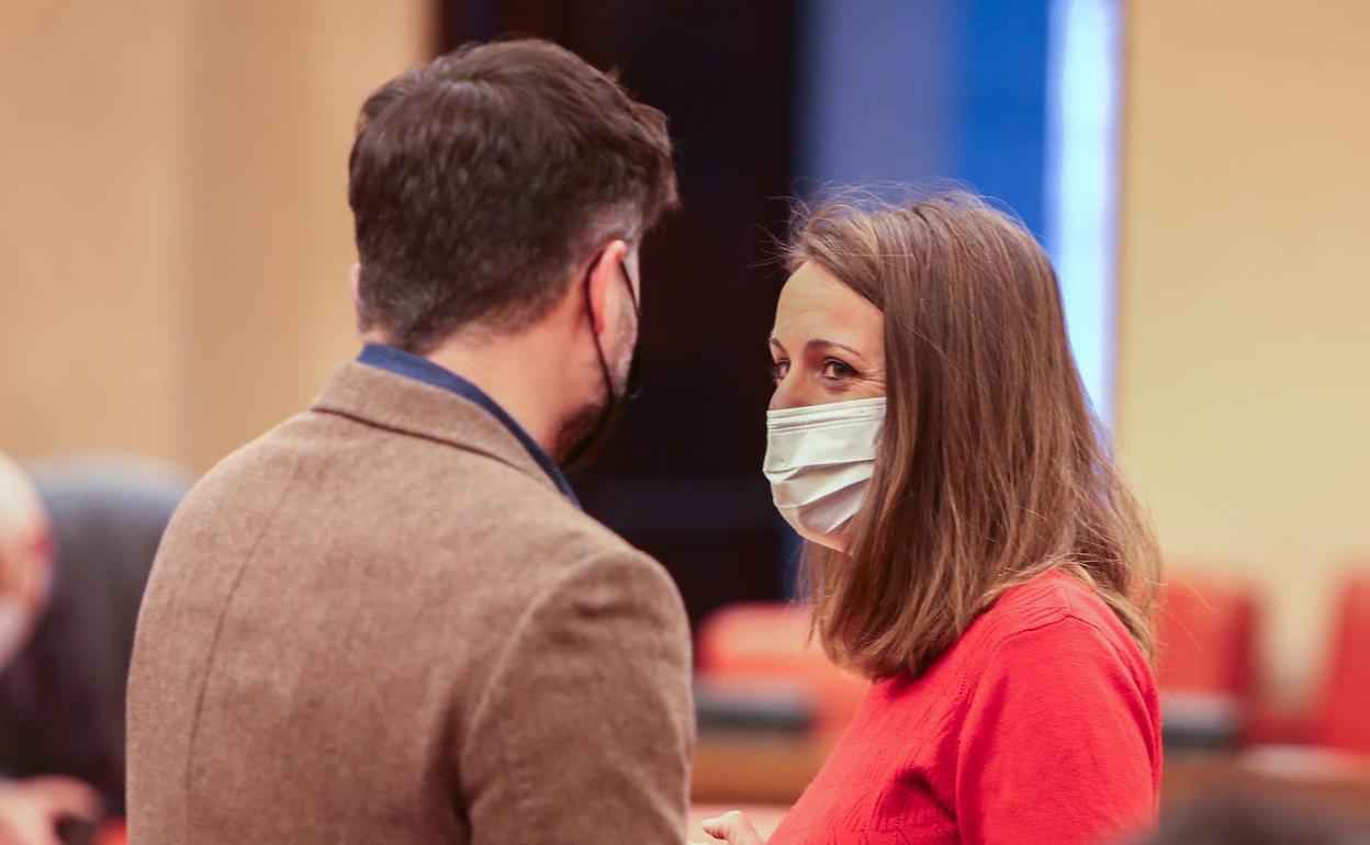 El portavoz de ERC en el Congreso, Gabriel Rufián(, conversa con la diputada de la CUP en el Congreso, Mireia Vehí.