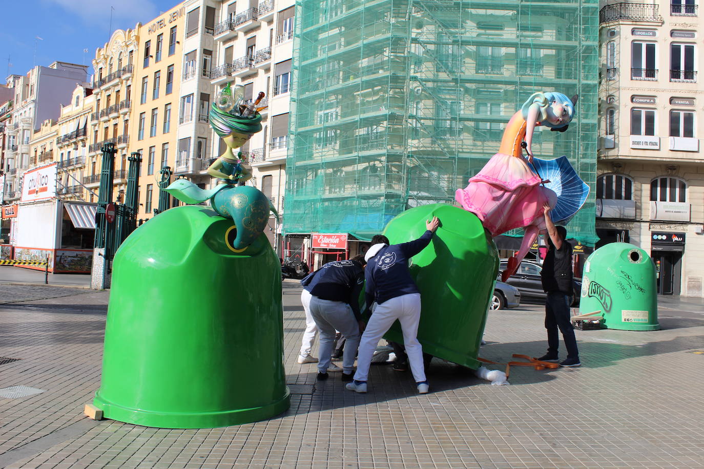 Los artistas falleros Paco Torres, Tedi Chichanova, Víctor Hugo, Juanjo Salom, Ausiàs Estrugo y Reyes Pe han plantado un monumento encima de seis contenedores de vidrio localizados en lugares emblemáticos de la ciudad hasta el próximo día 21.