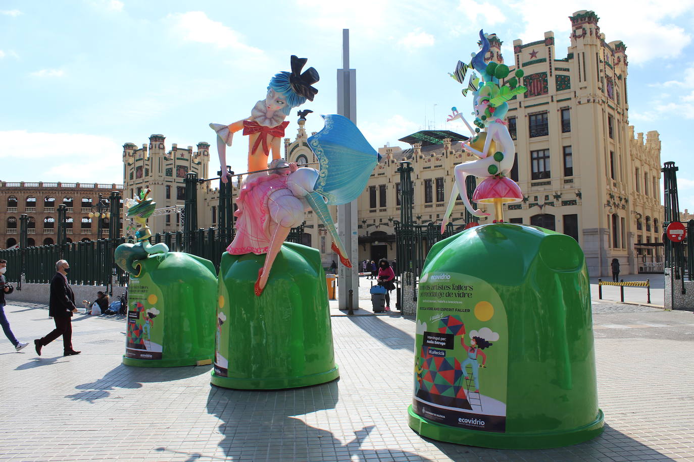 Los artistas falleros Paco Torres, Tedi Chichanova, Víctor Hugo, Juanjo Salom, Ausiàs Estrugo y Reyes Pe han plantado un monumento encima de seis contenedores de vidrio localizados en lugares emblemáticos de la ciudad hasta el próximo día 21.