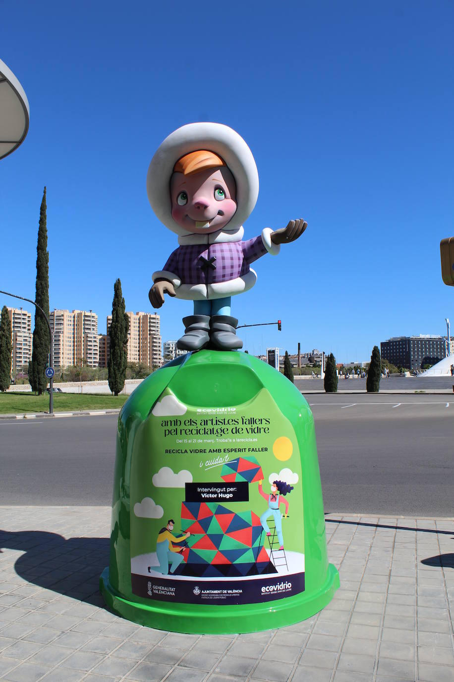 Los artistas falleros Paco Torres, Tedi Chichanova, Víctor Hugo, Juanjo Salom, Ausiàs Estrugo y Reyes Pe han plantado un monumento encima de seis contenedores de vidrio localizados en lugares emblemáticos de la ciudad hasta el próximo día 21.