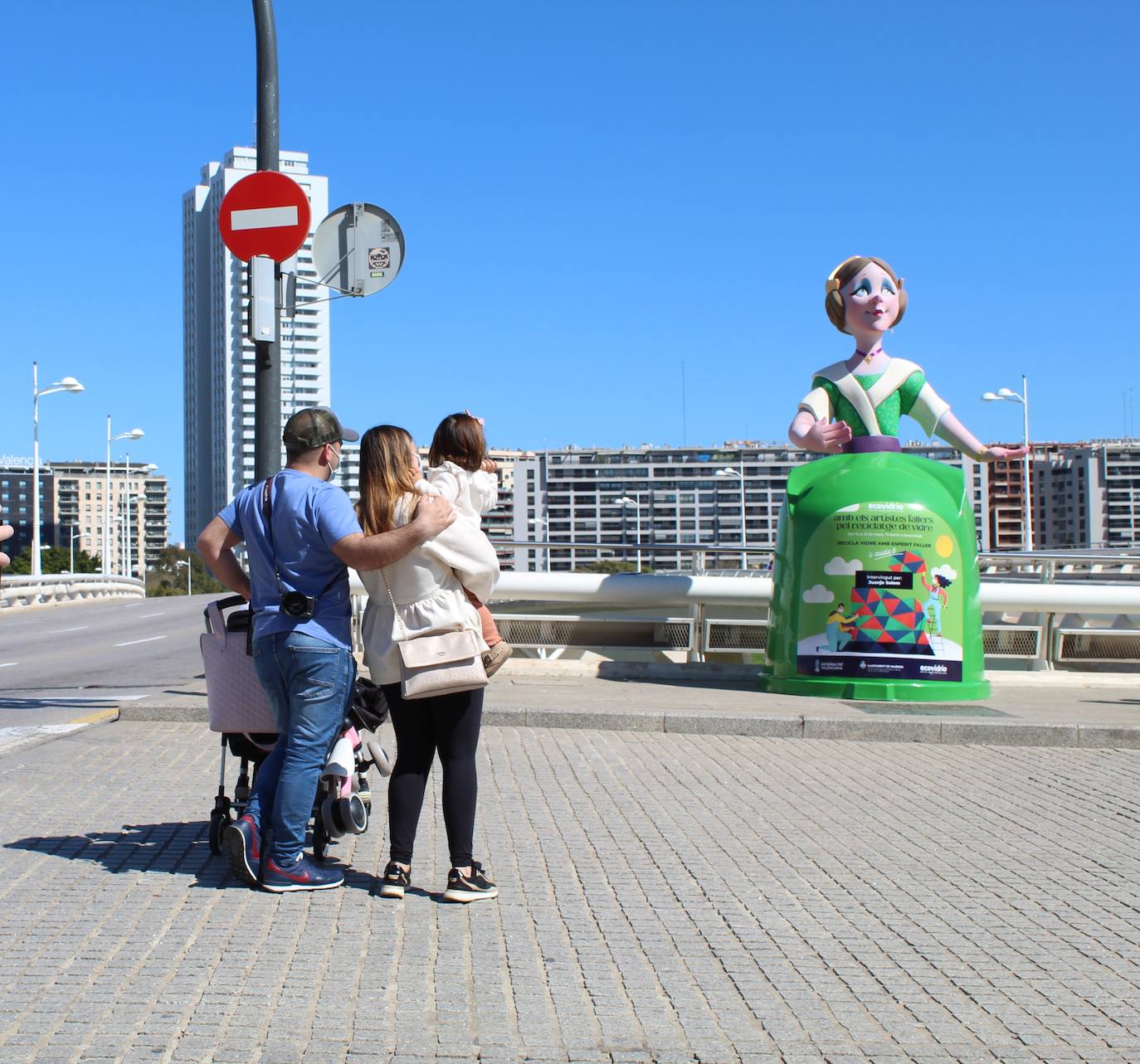 Los artistas falleros Paco Torres, Tedi Chichanova, Víctor Hugo, Juanjo Salom, Ausiàs Estrugo y Reyes Pe han plantado un monumento encima de seis contenedores de vidrio localizados en lugares emblemáticos de la ciudad hasta el próximo día 21.