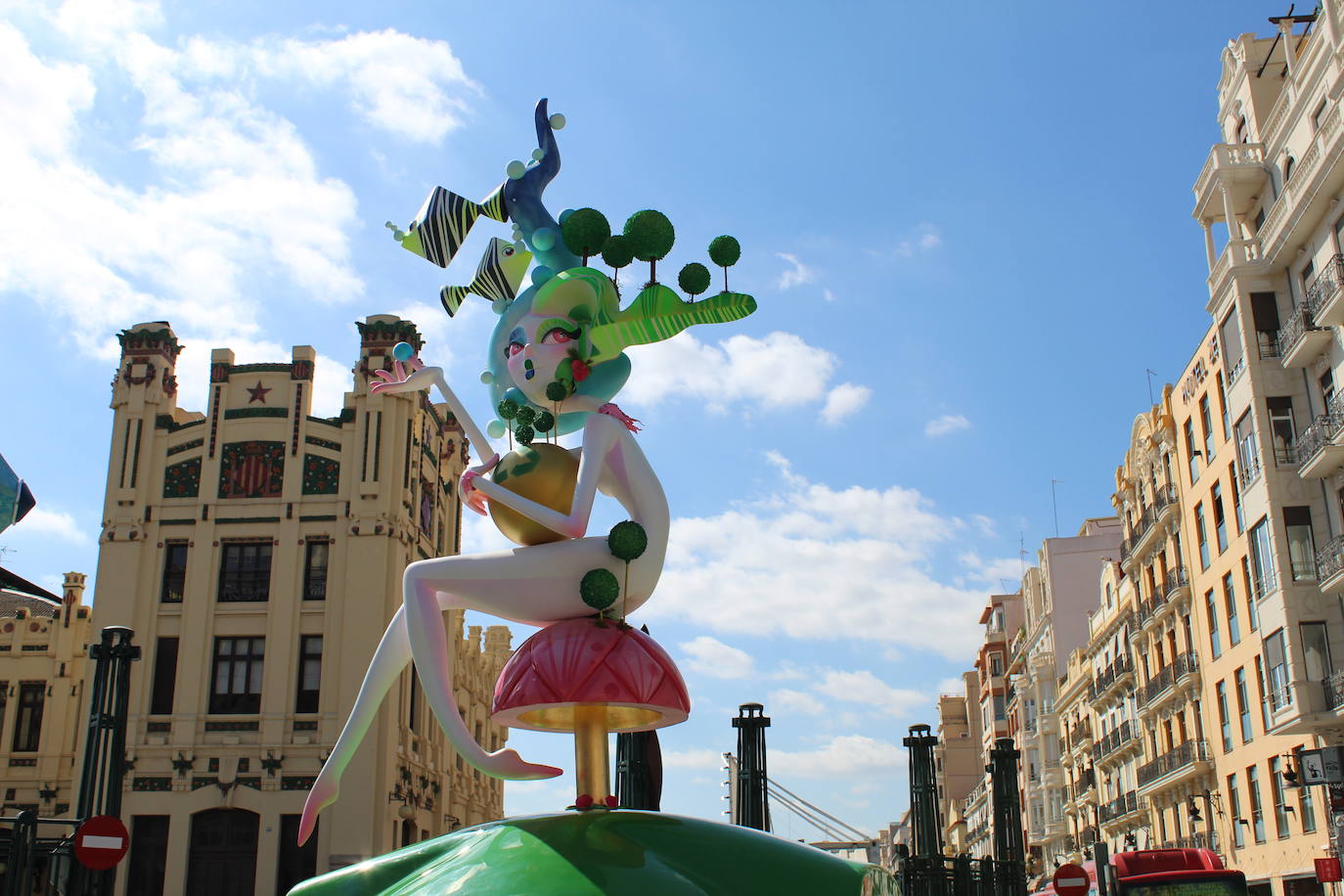 Los artistas falleros Paco Torres, Tedi Chichanova, Víctor Hugo, Juanjo Salom, Ausiàs Estrugo y Reyes Pe han plantado un monumento encima de seis contenedores de vidrio localizados en lugares emblemáticos de la ciudad hasta el próximo día 21.