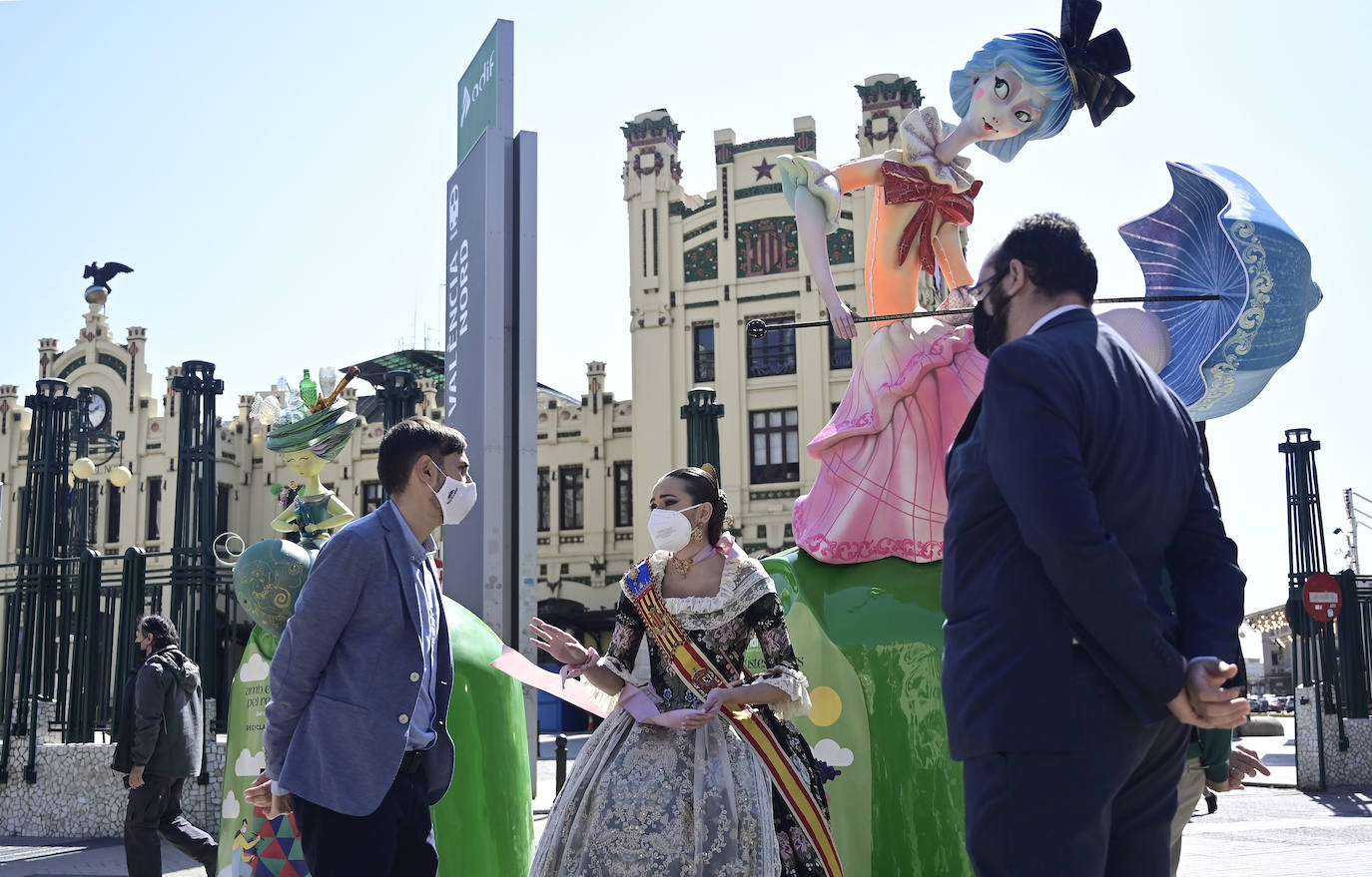 Los artistas falleros Paco Torres, Tedi Chichanova, Víctor Hugo, Juanjo Salom, Ausiàs Estrugo y Reyes Pe han plantado un monumento encima de seis contenedores de vidrio localizados en lugares emblemáticos de la ciudad hasta el próximo día 21.