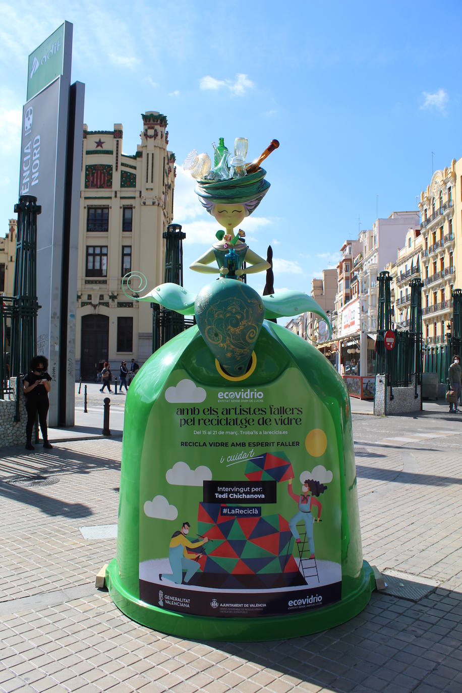 Los artistas falleros Paco Torres, Tedi Chichanova, Víctor Hugo, Juanjo Salom, Ausiàs Estrugo y Reyes Pe han plantado un monumento encima de seis contenedores de vidrio localizados en lugares emblemáticos de la ciudad hasta el próximo día 21.