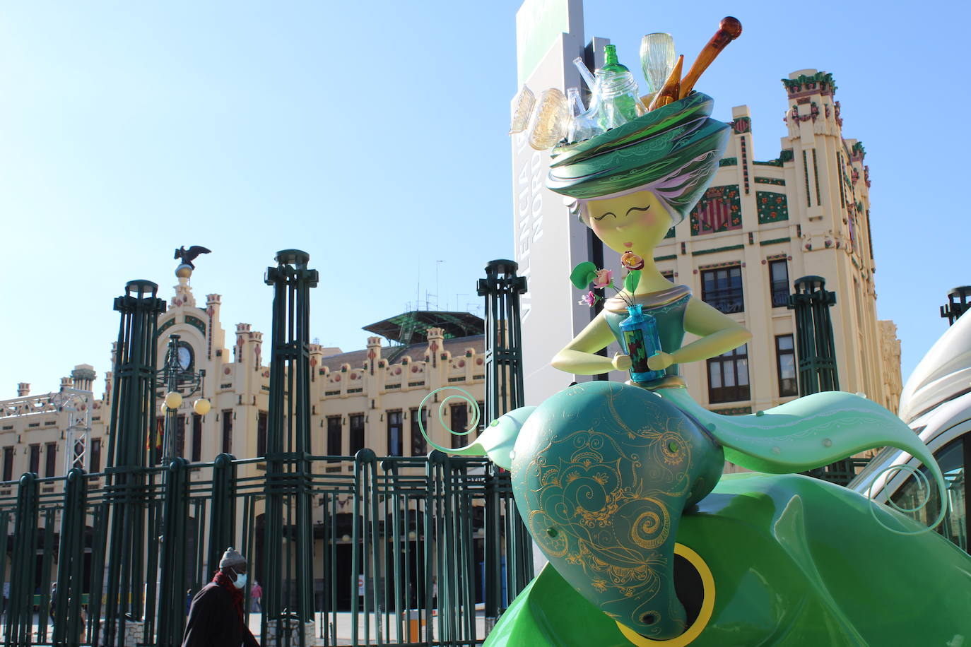 Los artistas falleros Paco Torres, Tedi Chichanova, Víctor Hugo, Juanjo Salom, Ausiàs Estrugo y Reyes Pe han plantado un monumento encima de seis contenedores de vidrio localizados en lugares emblemáticos de la ciudad hasta el próximo día 21.