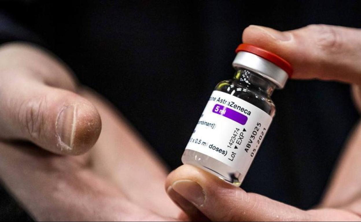 Un vial de la vacuna de AstraZeneca.