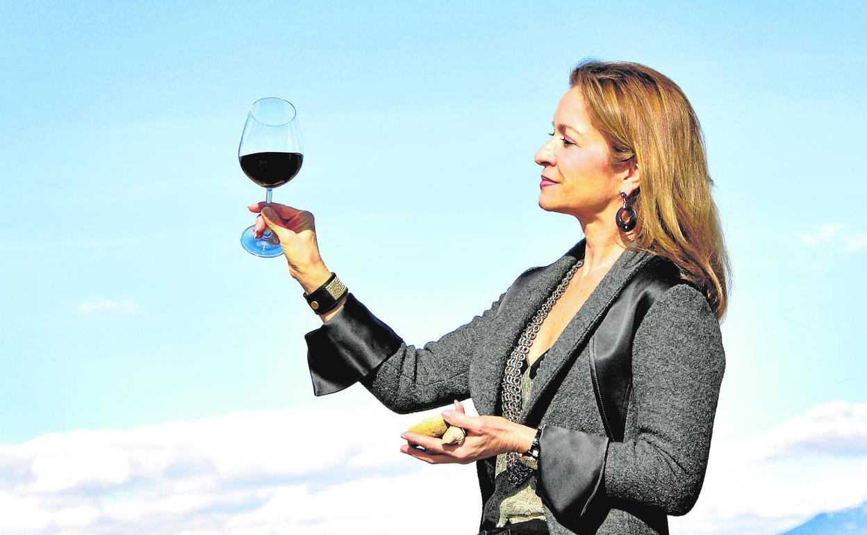 Cristina Forner, en uno de los viñedos de la bodega. Recientemente ha comprado tierras en Rueda y Ribera del Duero. 