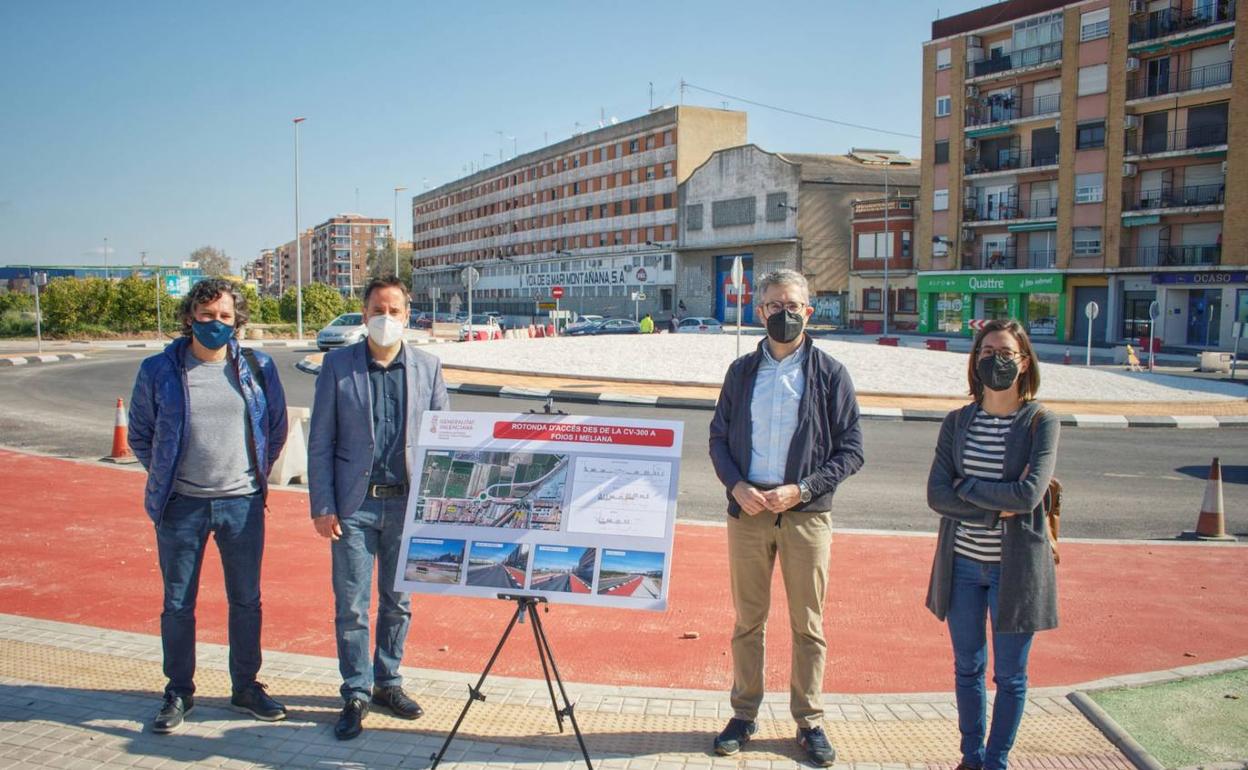 La visita del conseller, Arcadi España, a la nueva rotonda, junto con los alcaldes de Meliana y Foios. 