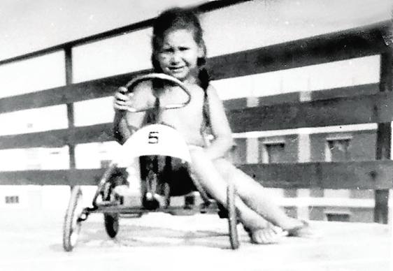 1965. «No jugaba a muñecas y tenía un coche de carreras. Esa foto está hecha en Cullera».