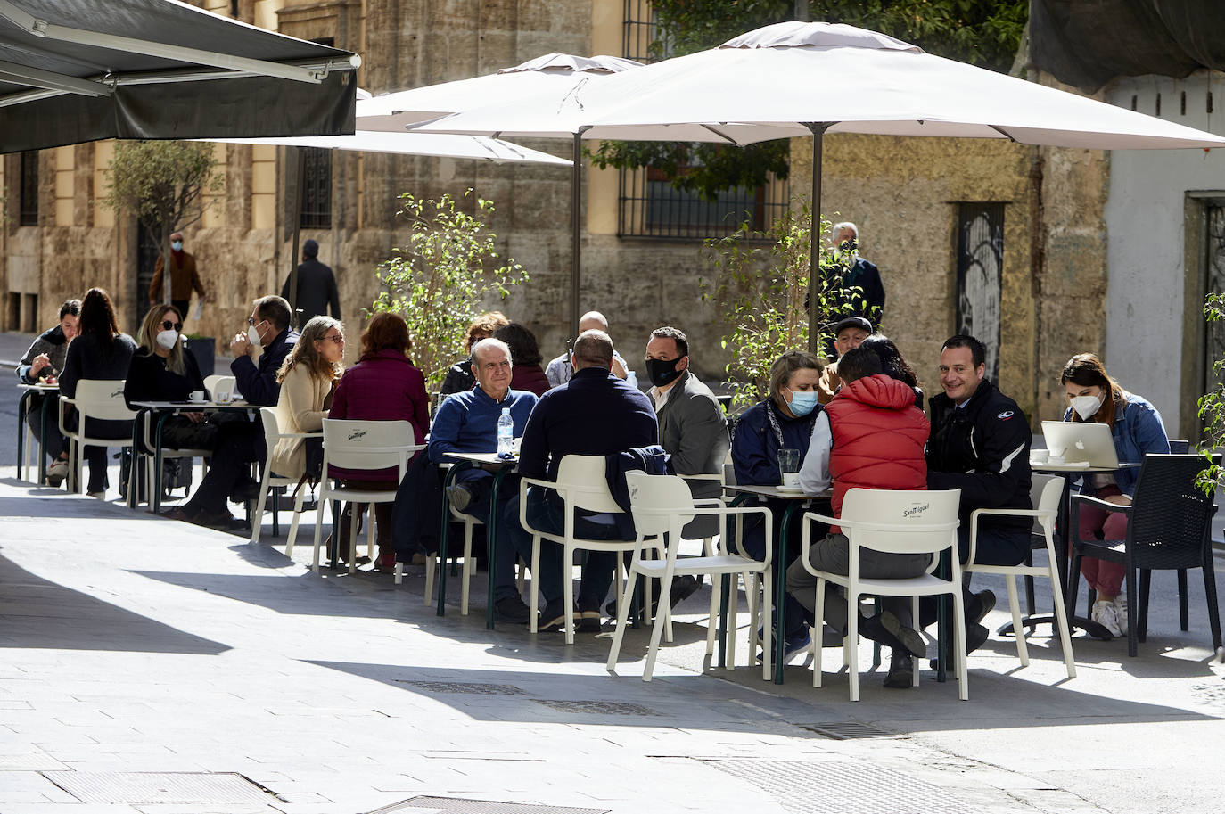 La Comunitat Valenciana avanza en su desescalada con la apertura de bares y restaurantes al 30% en interior y al 100% en terrazas. 