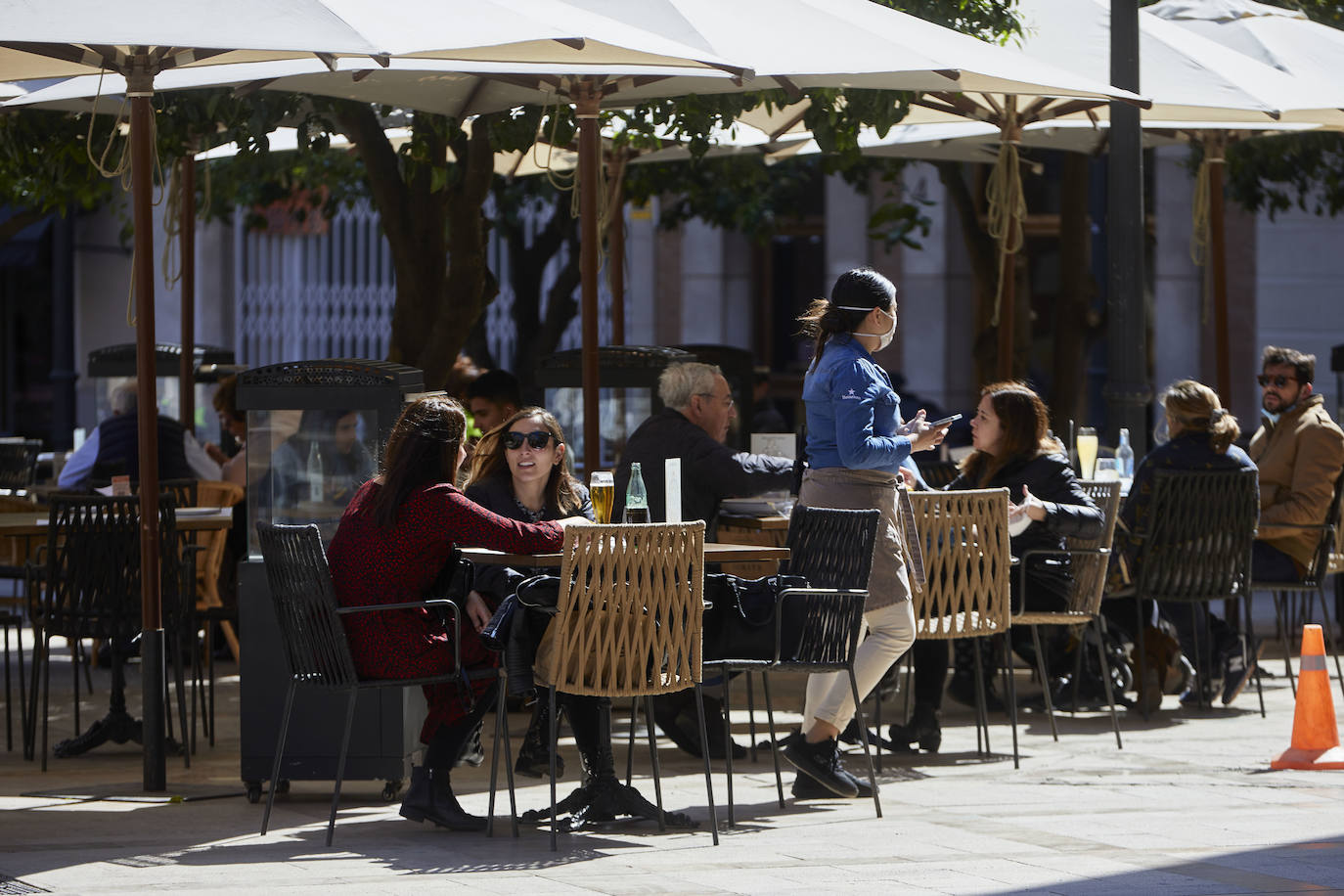 La Comunitat Valenciana avanza en su desescalada con la apertura de bares y restaurantes al 30% en interior y al 100% en terrazas. 