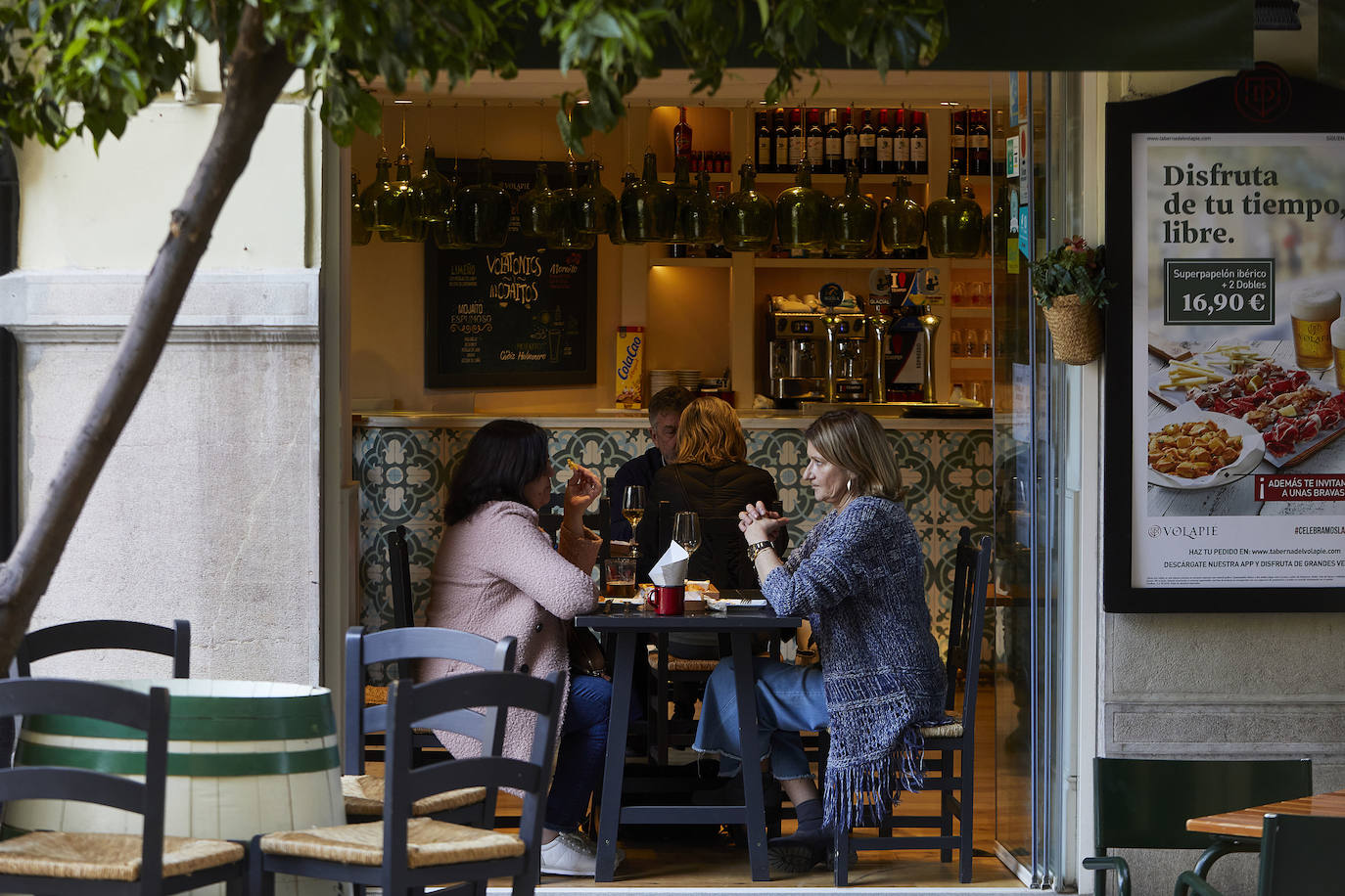 La Comunitat Valenciana avanza en su desescalada con la apertura de bares y restaurantes al 30% en interior y al 100% en terrazas. 