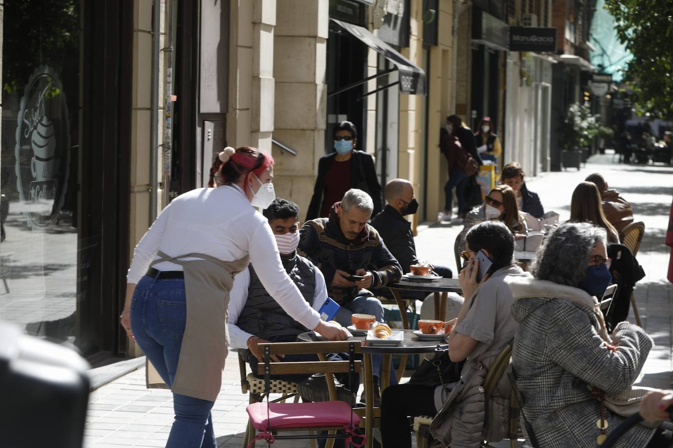 La Comunitat Valenciana avanza en su desescalada con la apertura de bares y restaurantes al 30% en interior y al 100% en terrazas. 