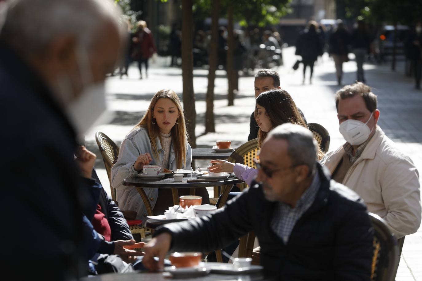 La Comunitat Valenciana avanza en su desescalada con la apertura de bares y restaurantes al 30% en interior y al 100% en terrazas. 