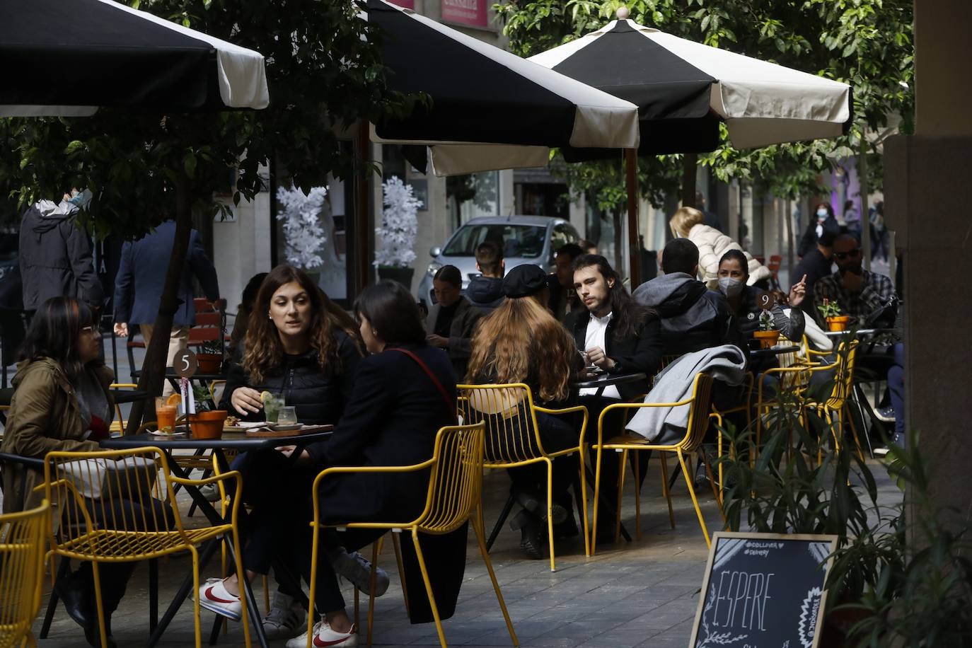 La Comunitat Valenciana avanza en su desescalada con la apertura de bares y restaurantes al 30% en interior y al 100% en terrazas. 