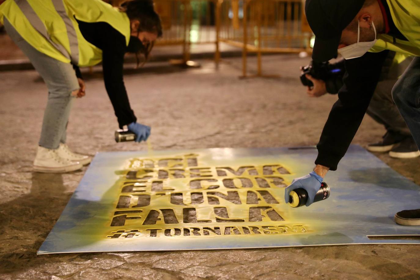 La ciudad de Valencia ha amanecido este lunes, 15 de marzo, con las 382 demarcaciones donde se plantan habitualmente monumentos falleros pintadas con el lema 'Ací crema el cor d'una falla' ('Aquí quema el corazón de una falla'), en una acción con la que la Junta Central Fallera (JCF) ha querido realizar una 'plantà' «simbólica» para recordar que «volveremos a disfrutar de las Fallas a pie de calle».