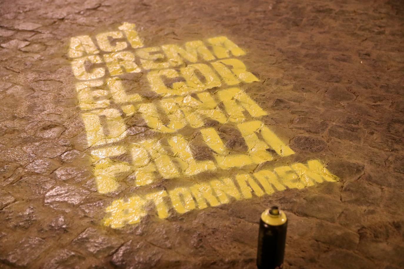 La ciudad de Valencia ha amanecido este lunes, 15 de marzo, con las 382 demarcaciones donde se plantan habitualmente monumentos falleros pintadas con el lema 'Ací crema el cor d'una falla' ('Aquí quema el corazón de una falla'), en una acción con la que la Junta Central Fallera (JCF) ha querido realizar una 'plantà' «simbólica» para recordar que «volveremos a disfrutar de las Fallas a pie de calle».