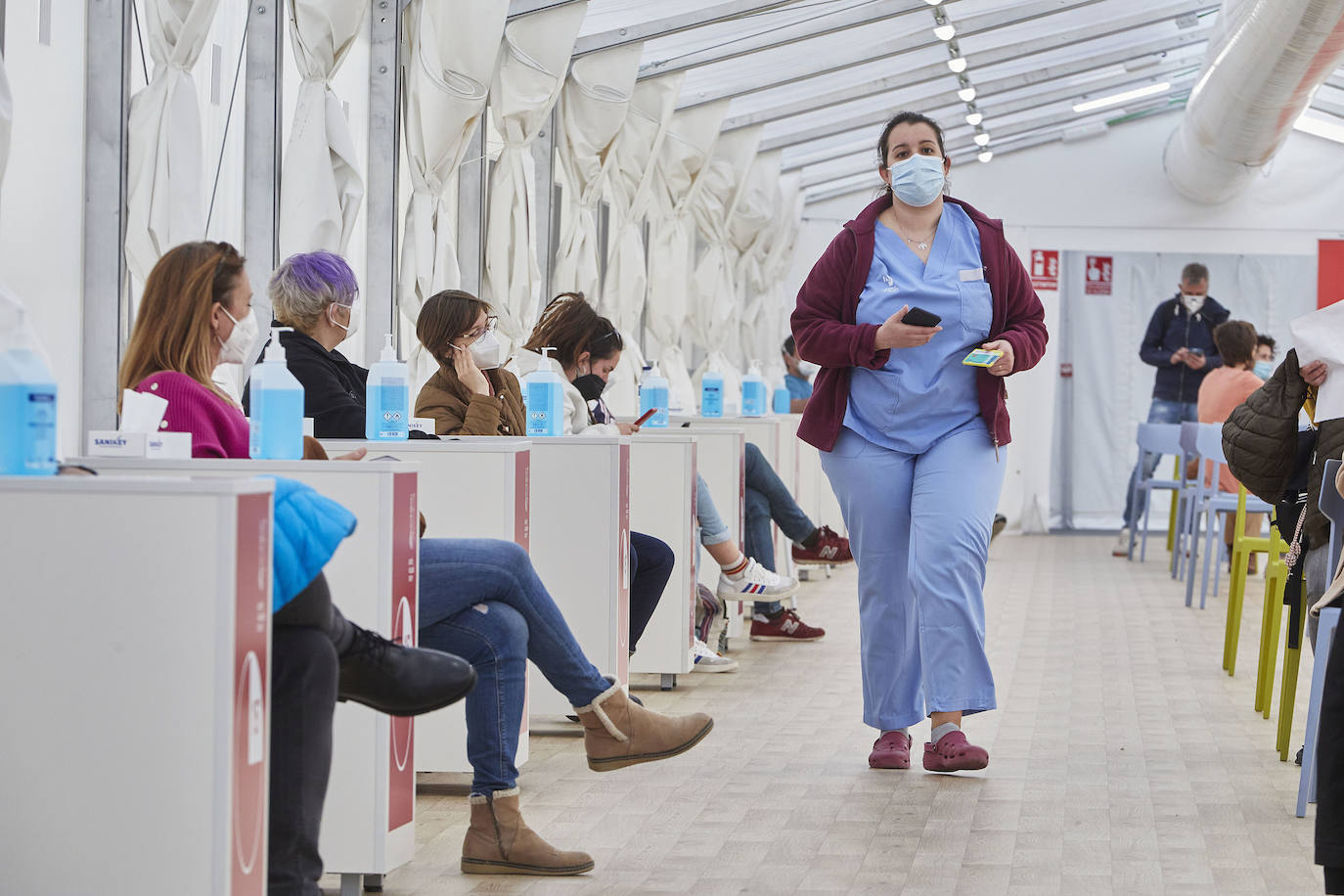 Fotos: La vacunación de docentes en la Comunitat, suspendida