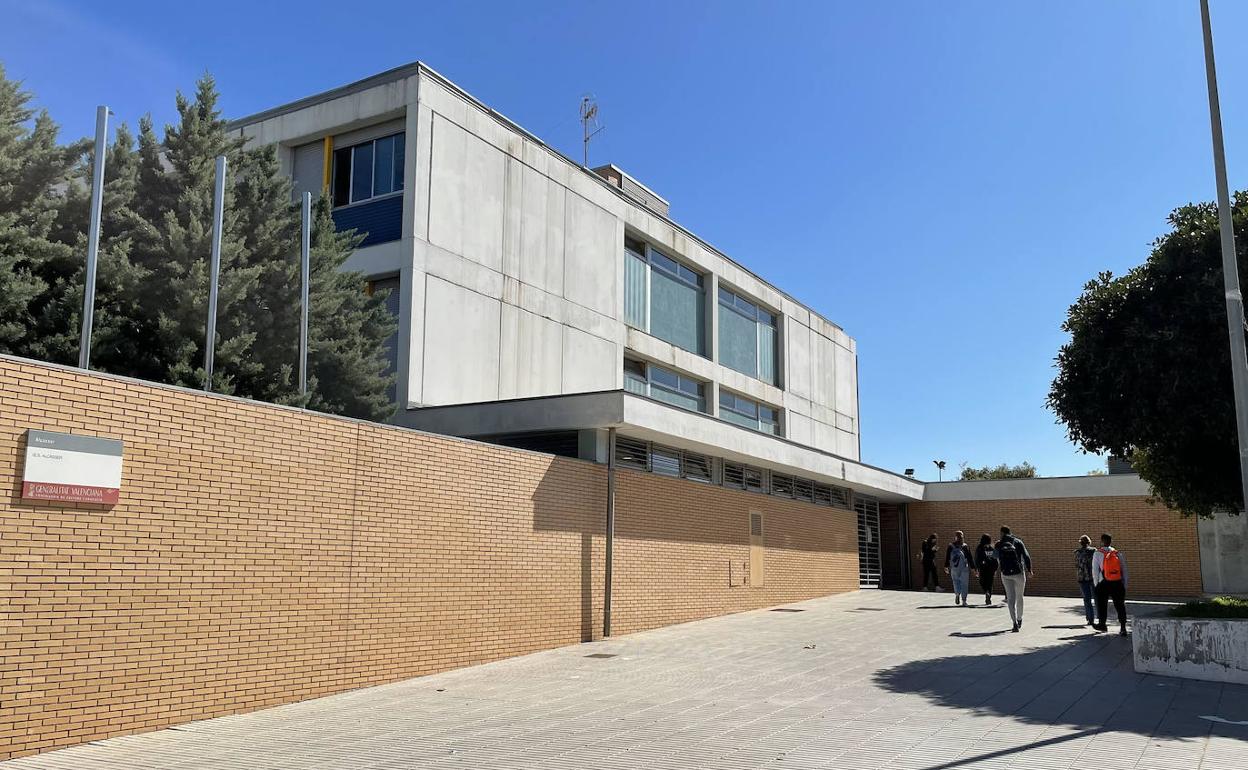 Los alumnos entran a las instalaciones del instituto. 