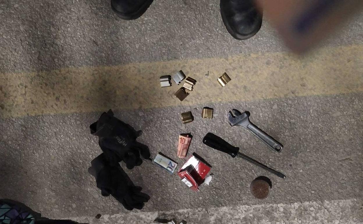 Los objetos incautados al sospechoso. 