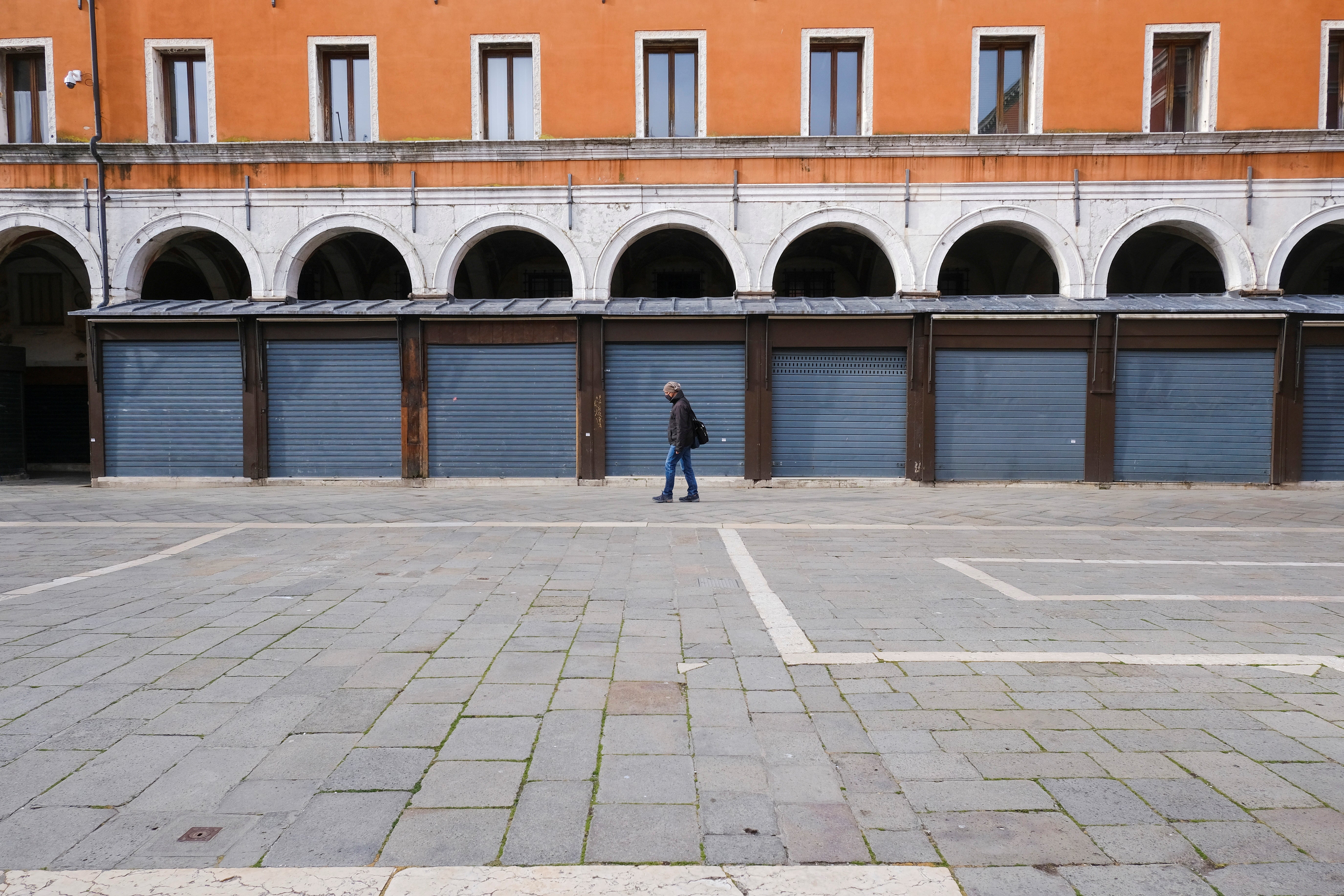 Venecia | Cuarenta y dos millones de italianos han vuelto al confinamiento un año después del inicio de la pandemia. Las calles de Roma, Milán, Nápoles, Venecia o Turín presentan una imagen atípica, medio vacías desde que este lunes el gobierno italiano decretara una medida para frenar los contagios del país. Las comunidades más pobladas han entrado en la llamada 'zona roja', en la que sólo se puede salir por trabajo o necesidad.