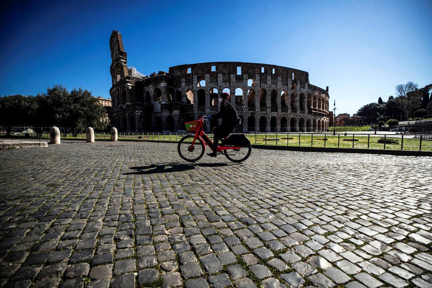 Roma | Cuarenta y dos millones de italianos han vuelto al confinamiento un año después del inicio de la pandemia. Las calles de Roma, Milán, Nápoles, Venecia o Turín presentan una imagen atípica, medio vacías desde que este lunes el gobierno italiano decretara una medida para frenar los contagios del país. Las comunidades más pobladas han entrado en la llamada 'zona roja', en la que sólo se puede salir por trabajo o necesidad.