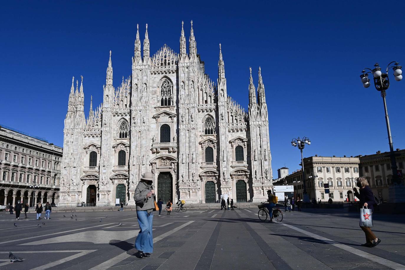 Milán | Cuarenta y dos millones de italianos han vuelto al confinamiento un año después del inicio de la pandemia. Las calles de Roma, Milán, Nápoles, Venecia o Turín presentan una imagen atípica, medio vacías desde que este lunes el gobierno italiano decretara una medida para frenar los contagios del país. Las comunidades más pobladas han entrado en la llamada 'zona roja', en la que sólo se puede salir por trabajo o necesidad.