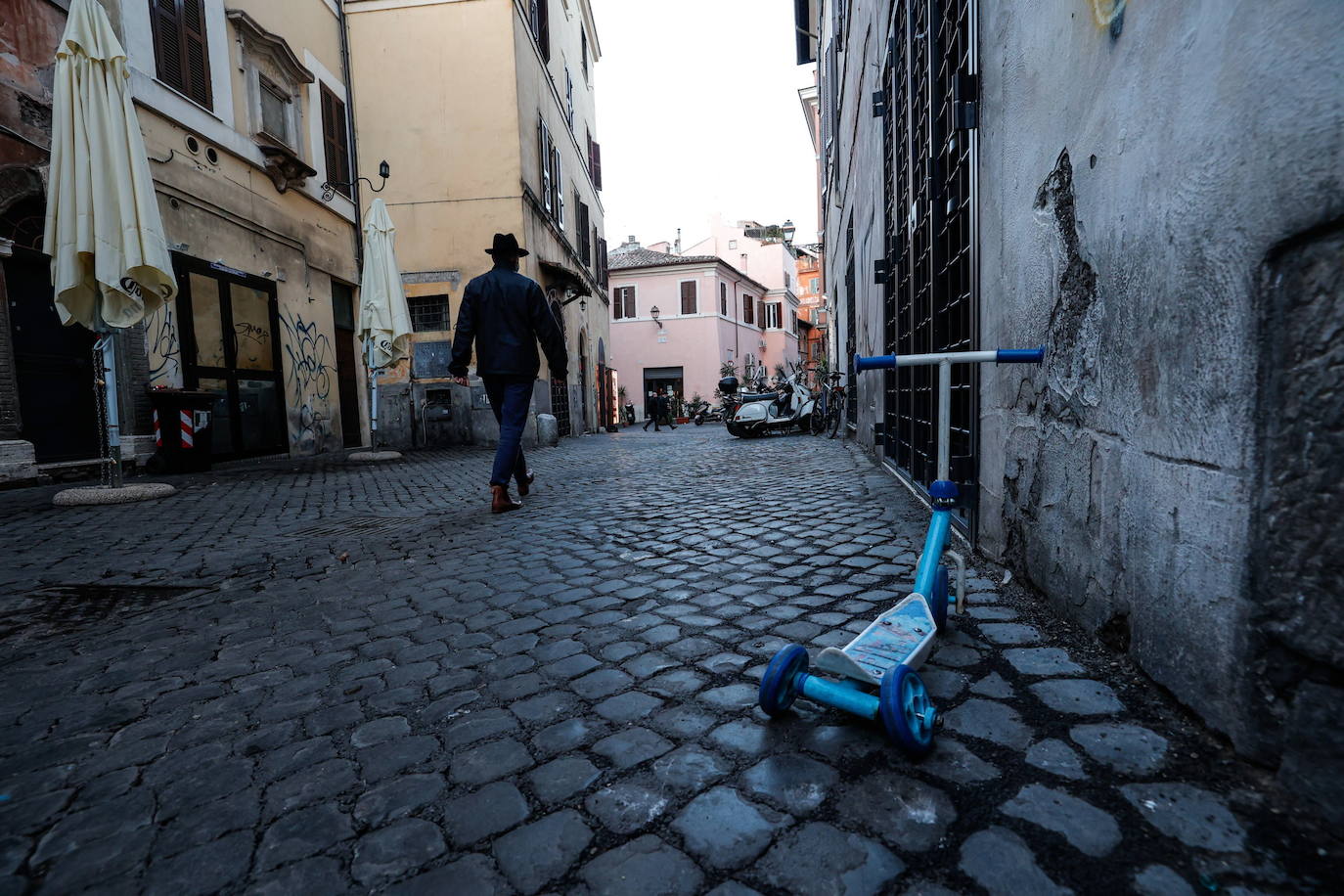 Roma | Cuarenta y dos millones de italianos han vuelto al confinamiento un año después del inicio de la pandemia. Las calles de Roma, Milán, Nápoles, Venecia o Turín presentan una imagen atípica, medio vacías desde que este lunes el gobierno italiano decretara una medida para frenar los contagios del país. Las comunidades más pobladas han entrado en la llamada 'zona roja', en la que sólo se puede salir por trabajo o necesidad.