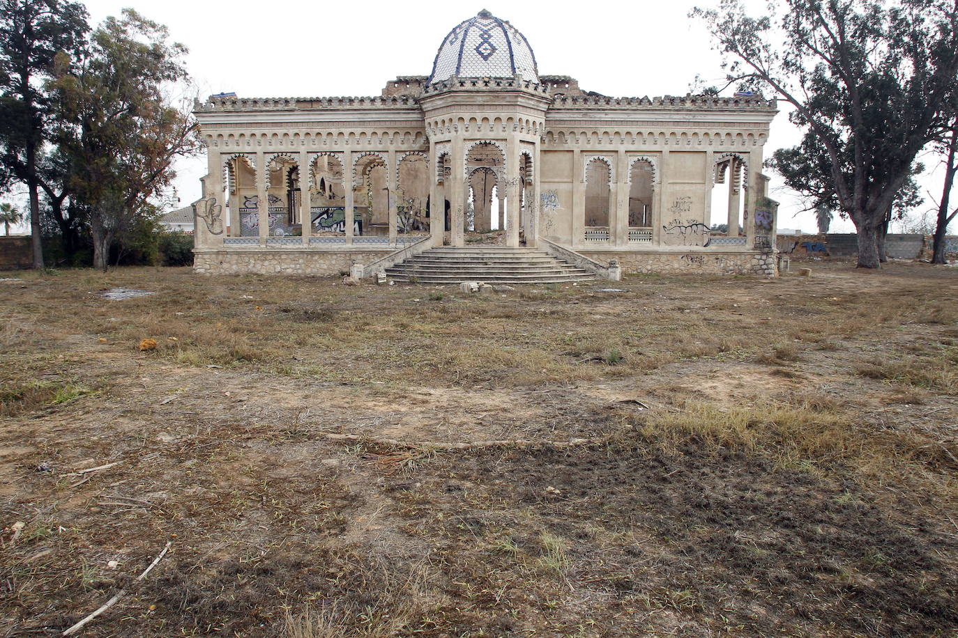 Dos monumentos valencianos han entrado en la lista roja del patrimonio, una iniciativa de la asociación Hispania Nostra que recoge bienes sometidos a riesgo de desaparición, destrucción o alteración esencial de sus valores. Se trata del chalé Giner Cortina, en la localidad de Torrent (Valencia), y la alquería casa de Bonanza, en Orihuela (Alicante). En pantalla, una imagen de archivo del primero.