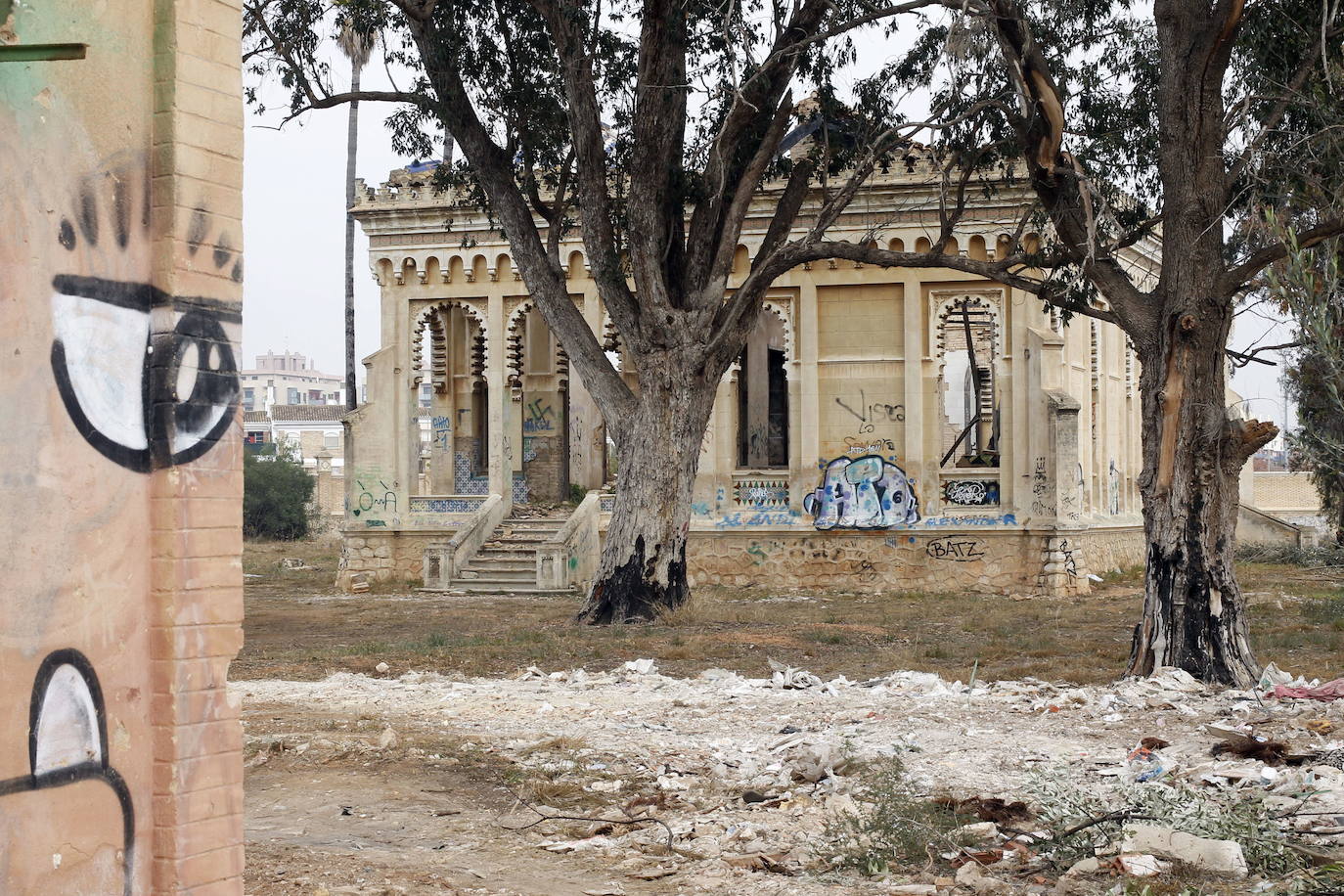 Dos monumentos valencianos han entrado en la lista roja del patrimonio, una iniciativa de la asociación Hispania Nostra que recoge bienes sometidos a riesgo de desaparición, destrucción o alteración esencial de sus valores. Se trata del chalé Giner Cortina, en la localidad de Torrent (Valencia), y la alquería casa de Bonanza, en Orihuela (Alicante). En pantalla, una imagen de archivo del primero.
