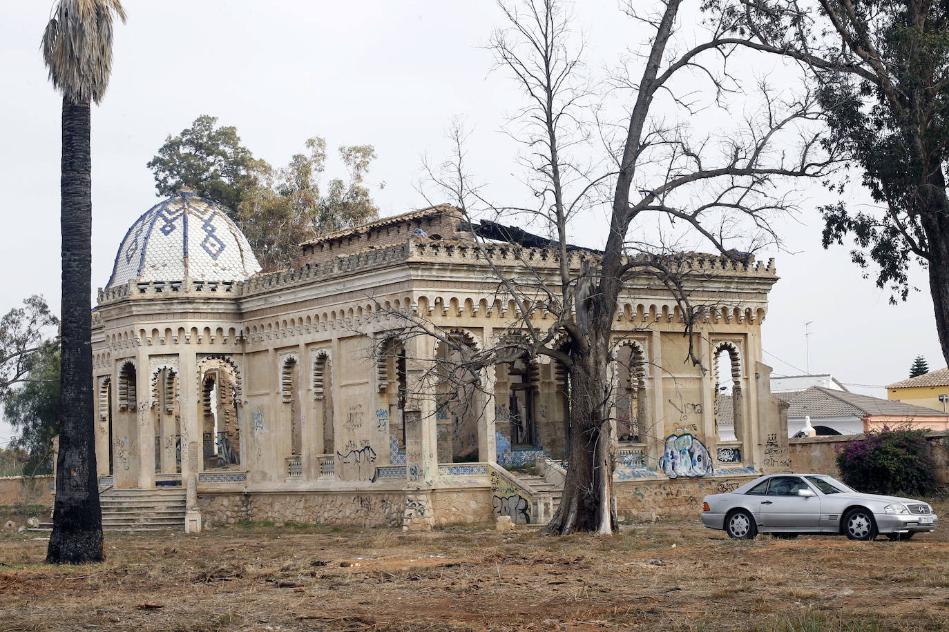 Dos monumentos valencianos han entrado en la lista roja del patrimonio, una iniciativa de la asociación Hispania Nostra que recoge bienes sometidos a riesgo de desaparición, destrucción o alteración esencial de sus valores. Se trata del chalé Giner Cortina, en la localidad de Torrent (Valencia), y la alquería casa de Bonanza, en Orihuela (Alicante). En pantalla, una imagen de archivo del primero.