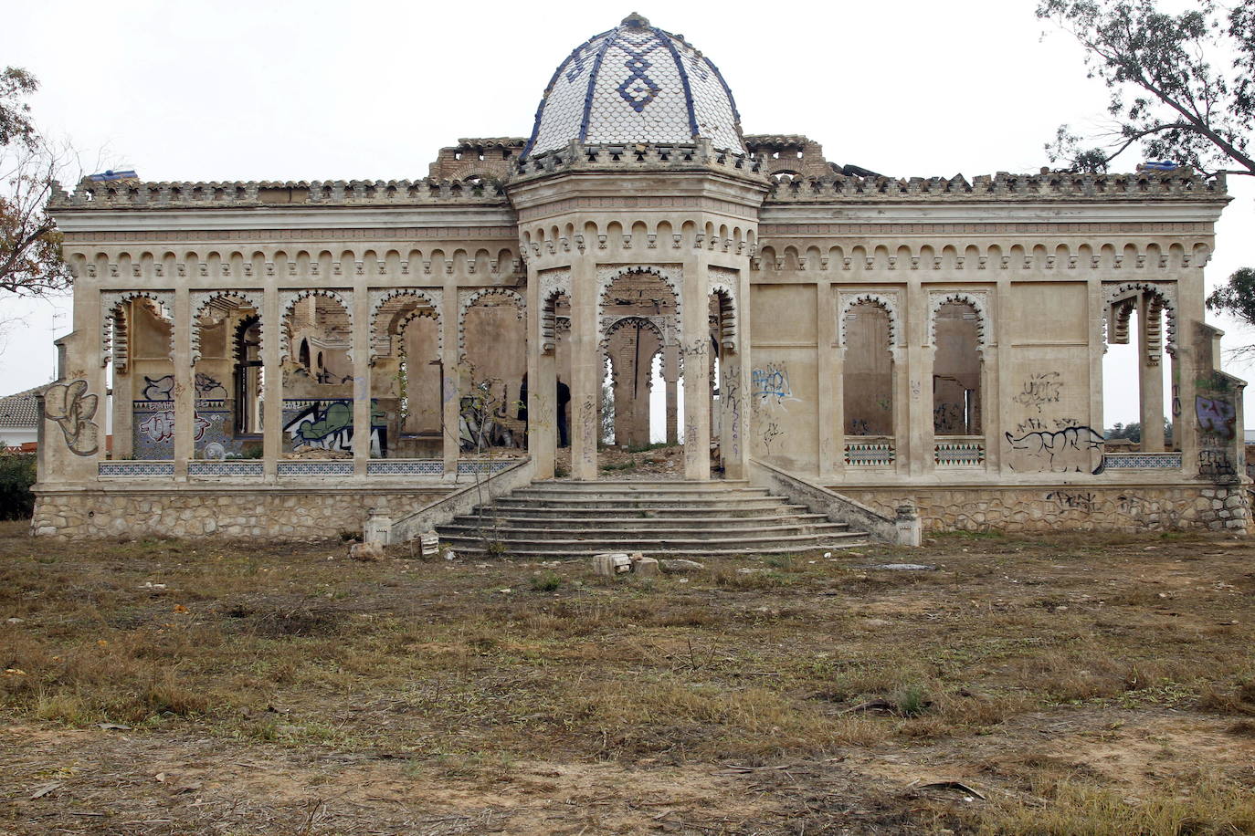 Dos monumentos valencianos han entrado en la lista roja del patrimonio, una iniciativa de la asociación Hispania Nostra que recoge bienes sometidos a riesgo de desaparición, destrucción o alteración esencial de sus valores. Se trata del chalé Giner Cortina, en la localidad de Torrent (Valencia), y la alquería casa de Bonanza, en Orihuela (Alicante). En pantalla, una imagen de archivo del primero.