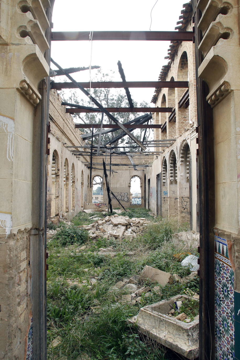 Dos monumentos valencianos han entrado en la lista roja del patrimonio, una iniciativa de la asociación Hispania Nostra que recoge bienes sometidos a riesgo de desaparición, destrucción o alteración esencial de sus valores. Se trata del chalé Giner Cortina, en la localidad de Torrent (Valencia), y la alquería casa de Bonanza, en Orihuela (Alicante). En pantalla, una imagen de archivo del primero.