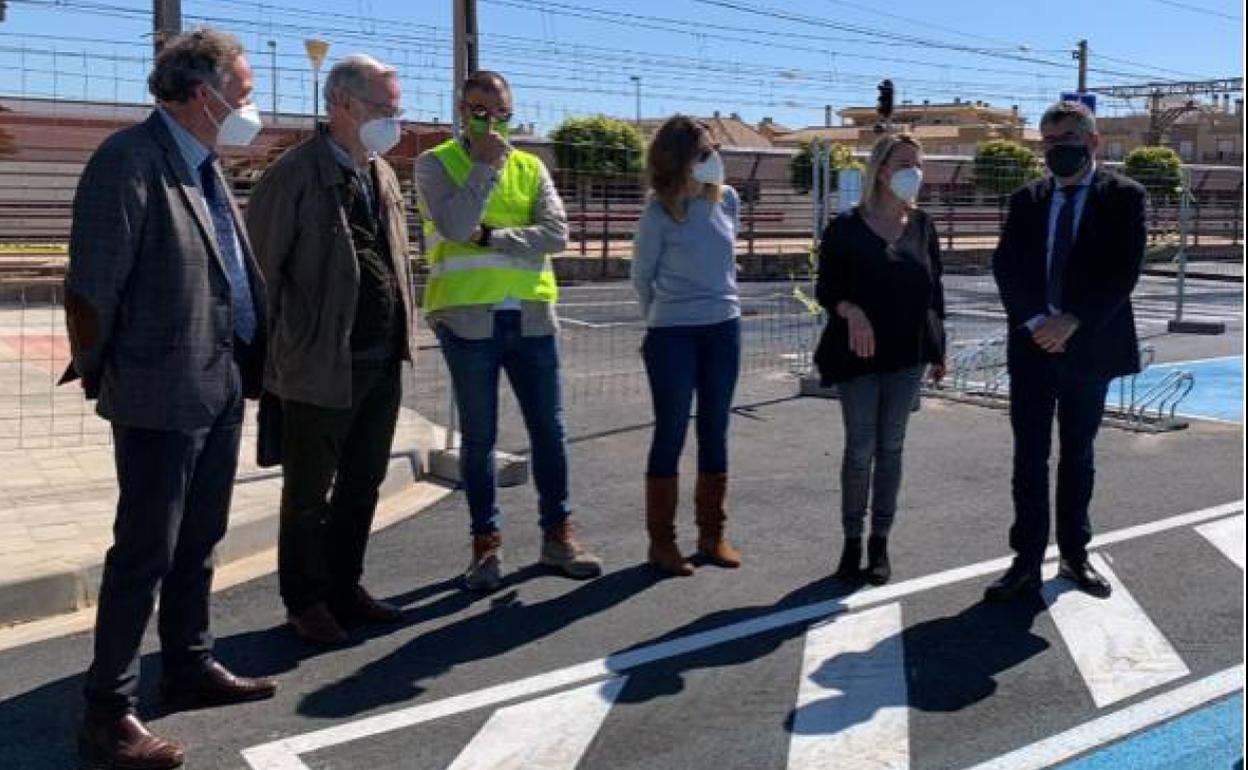 El coordinador del Plan de Cercanías de la Comunitat, Juan Carlos Filgencio, con la alcaldesa, Paz Carceller y responsables de Renfe. 