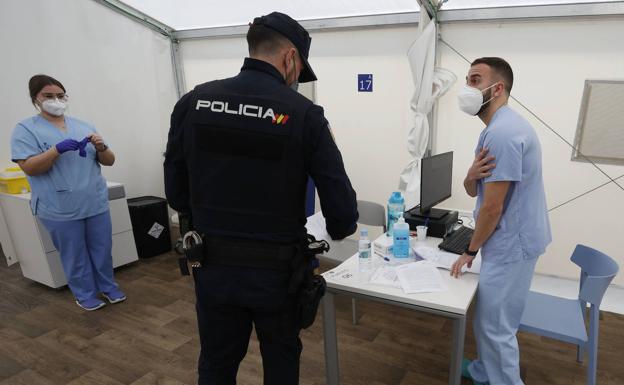 Tres agentes de Valencia ingresados tras recibir la vacuna contra el Covid