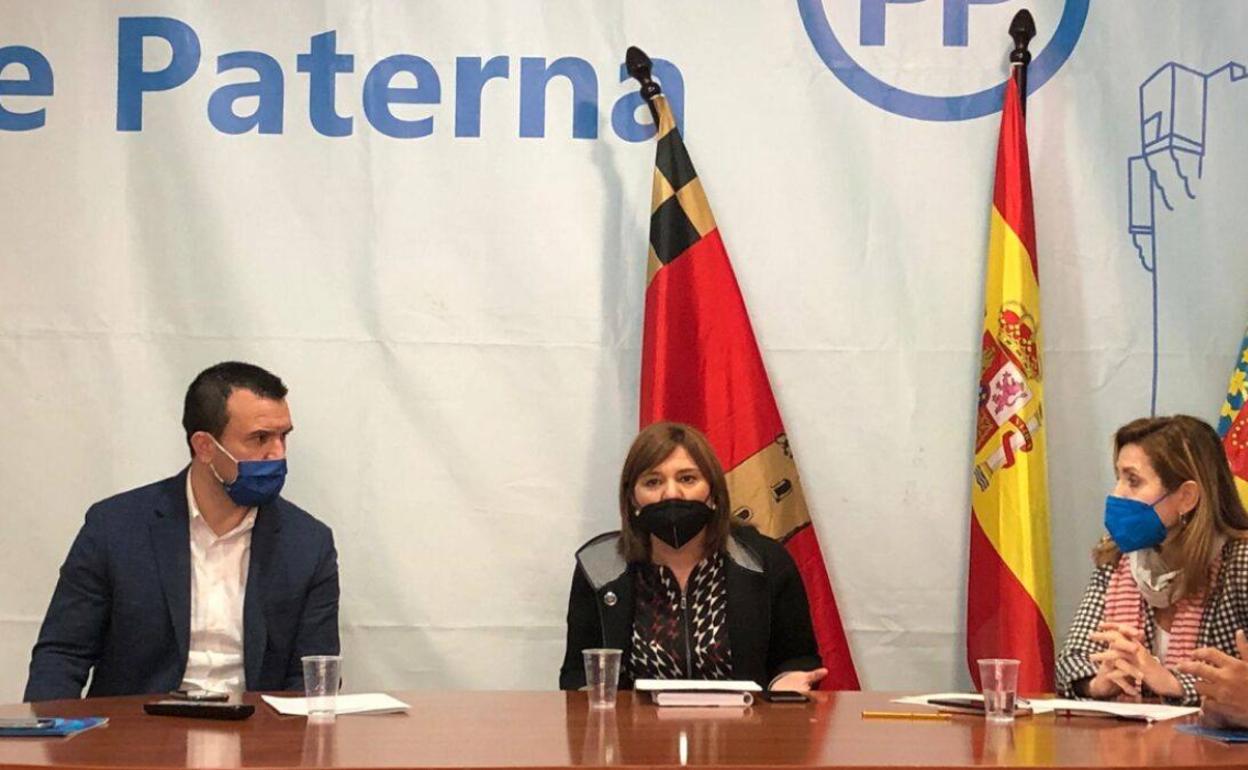 La presidenta del PPCV, Isabel Bonig, junto a Mompó, y la portavoz de Paterna, María Villajos. 