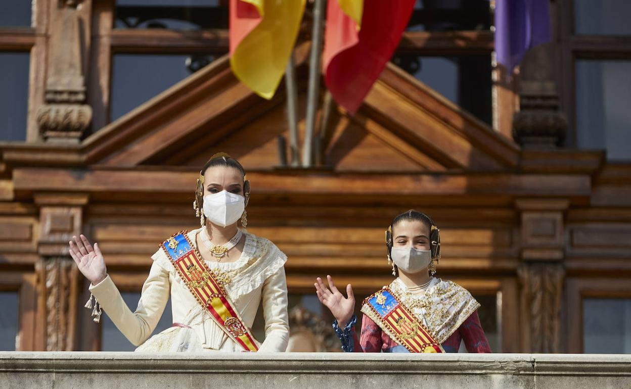 Las falleras mayores de Valencia 2021, Consuelo Llobell y Carla García, en el balcón del Ayuntamiento. 