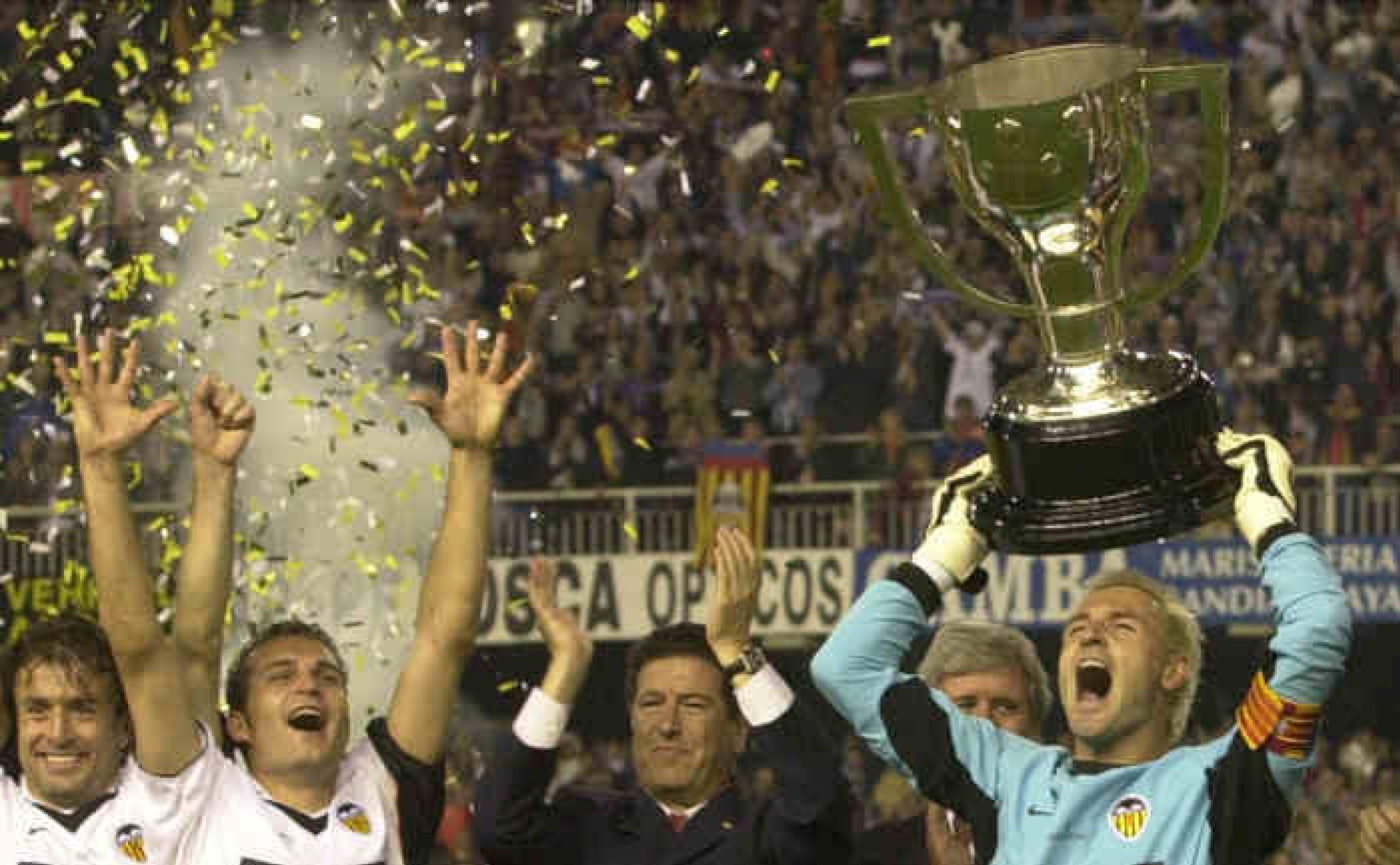 Cañizares levantando la copa de la Liga 