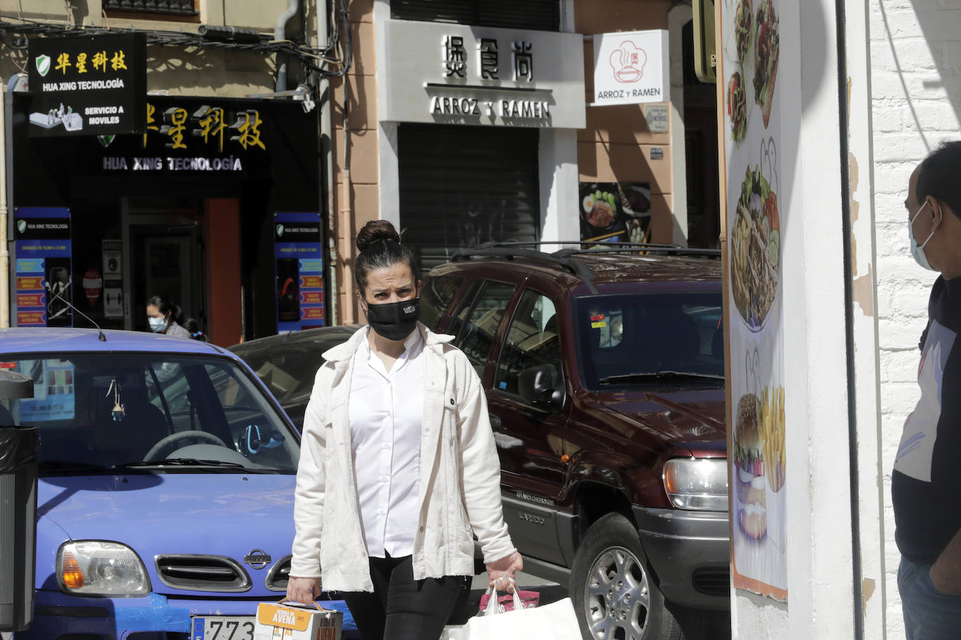 Algunos vecinos y comerciantes ya no se niegan a que la zona se denomine 'Chinatown'si eso va a dar visibilidad y visitantes. Otros muestran su firme rechazo a una iniciativa impulsada desde los presupuestos participativos del Gobierno municipal con el voto a favor de sólo 342 personas.