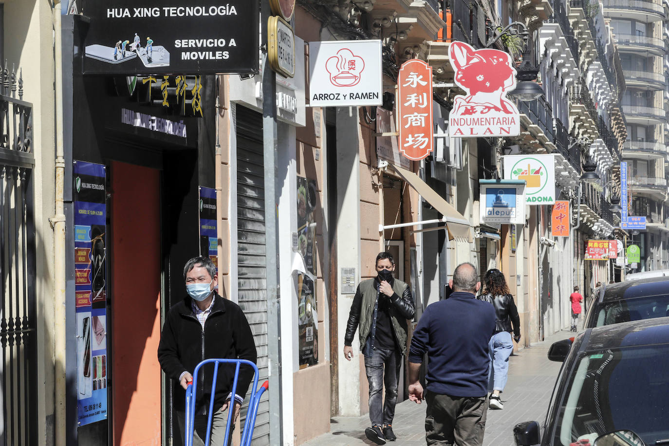 Algunos vecinos y comerciantes ya no se niegan a que la zona se denomine 'Chinatown'si eso va a dar visibilidad y visitantes. Otros muestran su firme rechazo a una iniciativa impulsada desde los presupuestos participativos del Gobierno municipal con el voto a favor de sólo 342 personas.