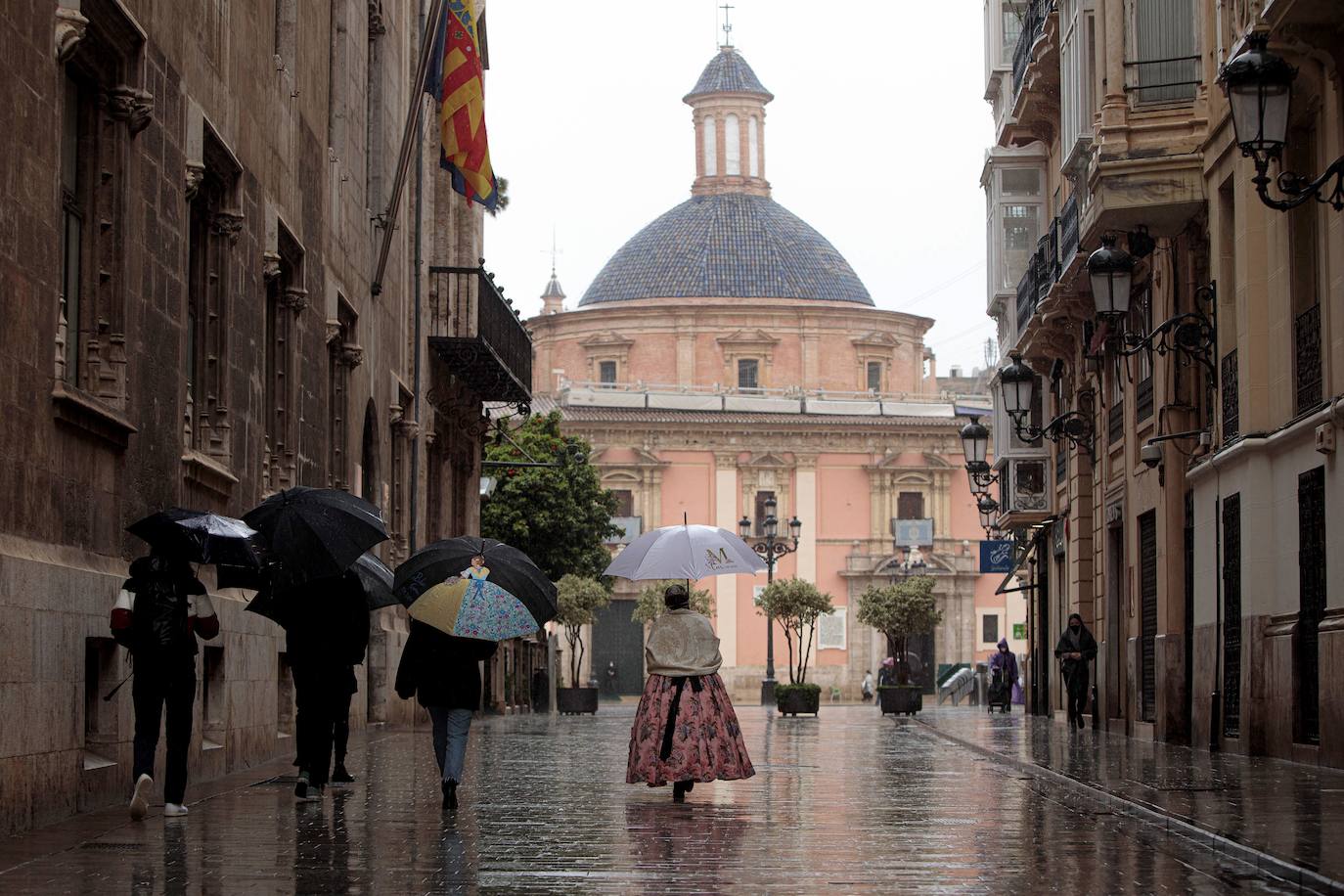 La Comunitat Valenciana cierra el invierno y da entrada a la primavera con lluvias y un ambiente frío. Aemet ha activado el aviso amarillo y prolonga hasta el sábado la probabilidad de precipitaciones y nevadas. 