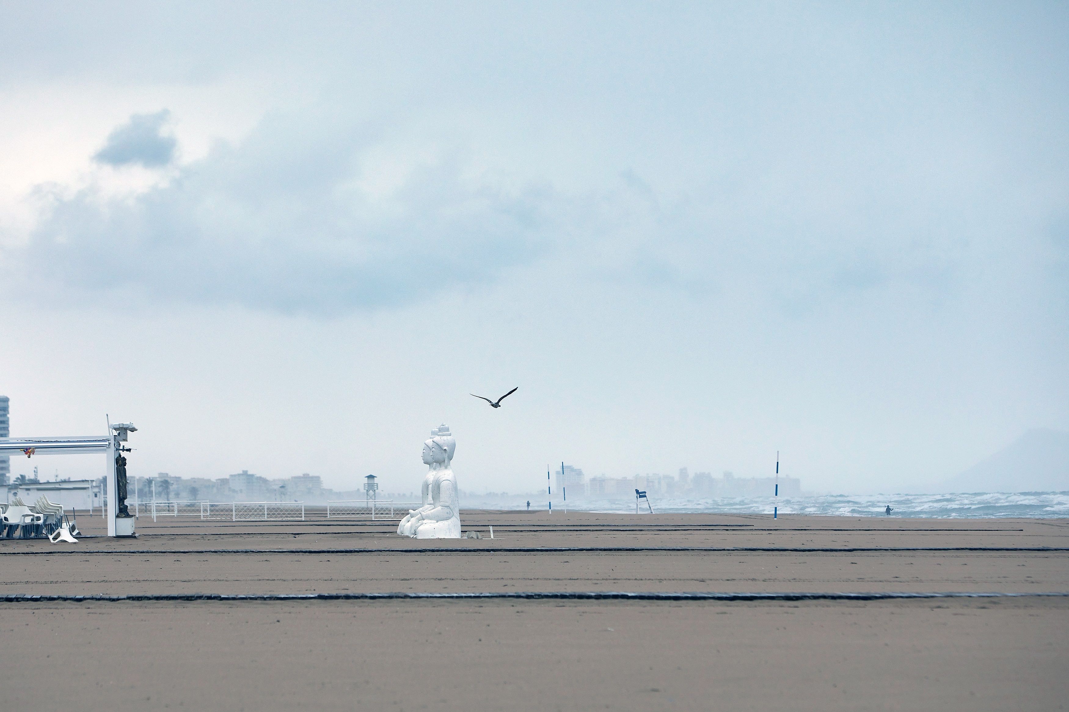 La Comunitat Valenciana cierra el invierno y da entrada a la primavera con lluvias y un ambiente frío. Aemet ha activado el aviso amarillo y prolonga hasta el sábado la probabilidad de precipitaciones y nevadas. 