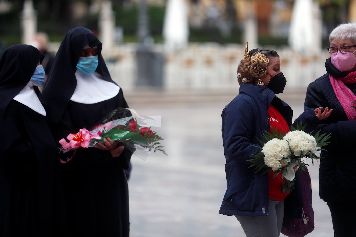 Decenas de personas acuden a la misa de la Catedral y también vestidas de fallera a la Basílica de la Virgen