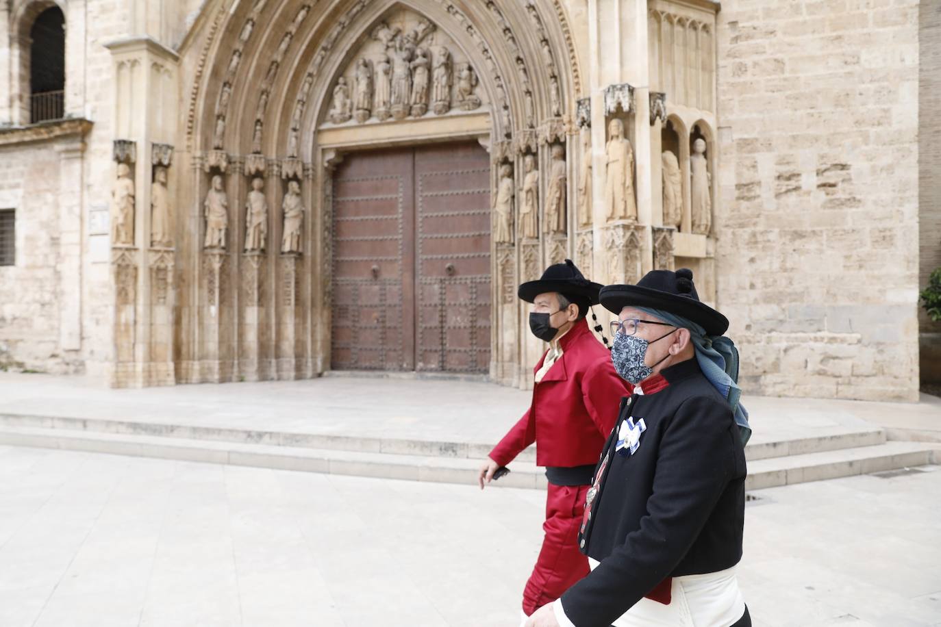 Decenas de personas acuden a la misa de la Catedral y también vestidas de fallera a la Basílica de la Virgen