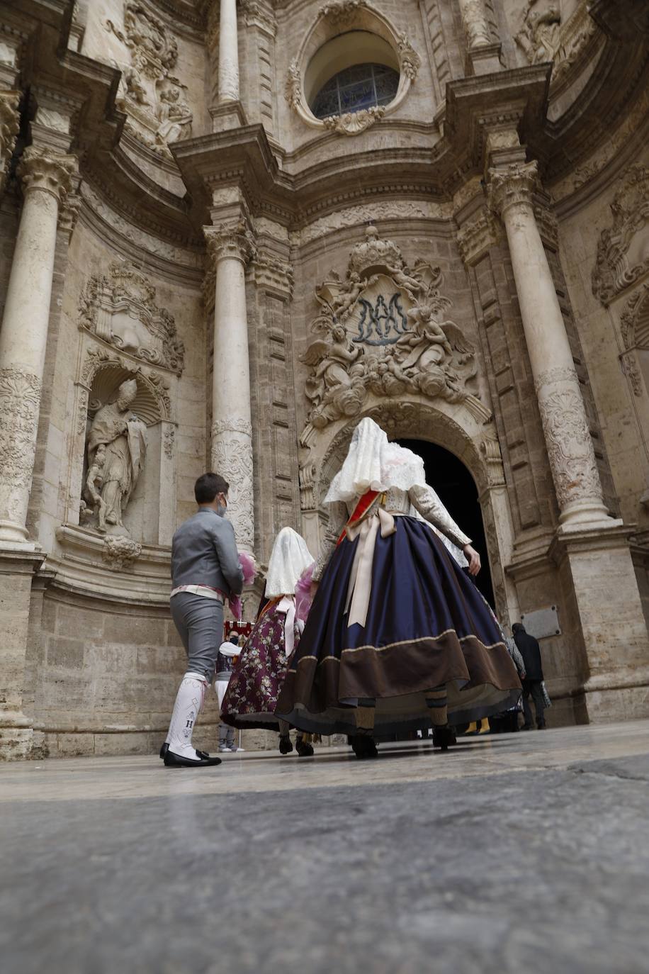 Decenas de personas acuden a la misa de la Catedral y también vestidas de fallera a la Basílica de la Virgen