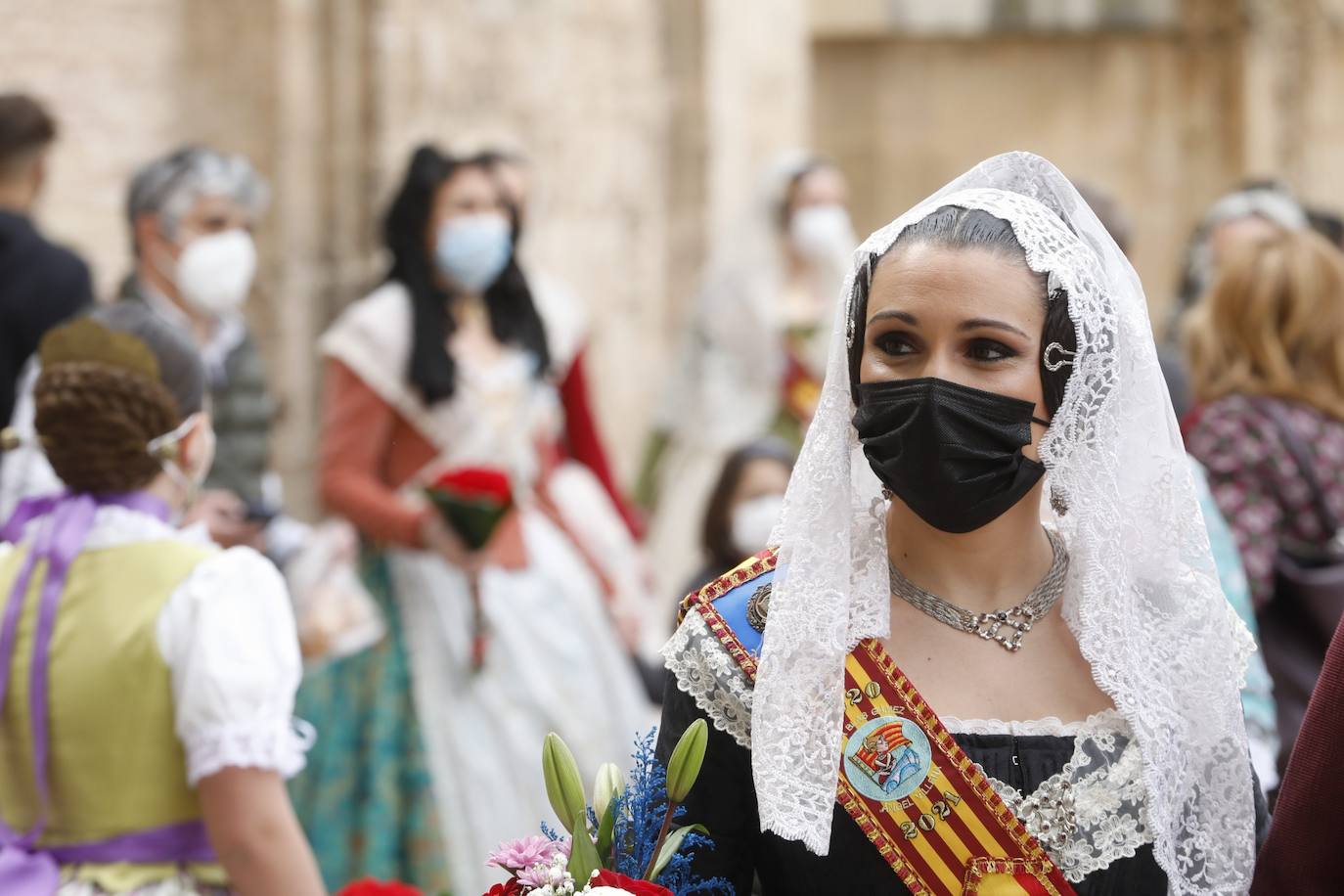 Decenas de personas acuden a la misa de la Catedral y también vestidas de fallera a la Basílica de la Virgen