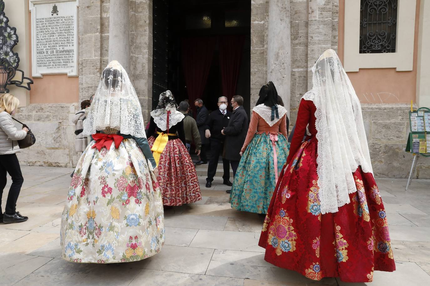 Decenas de personas acuden a la misa de la Catedral y también vestidas de fallera a la Basílica de la Virgen